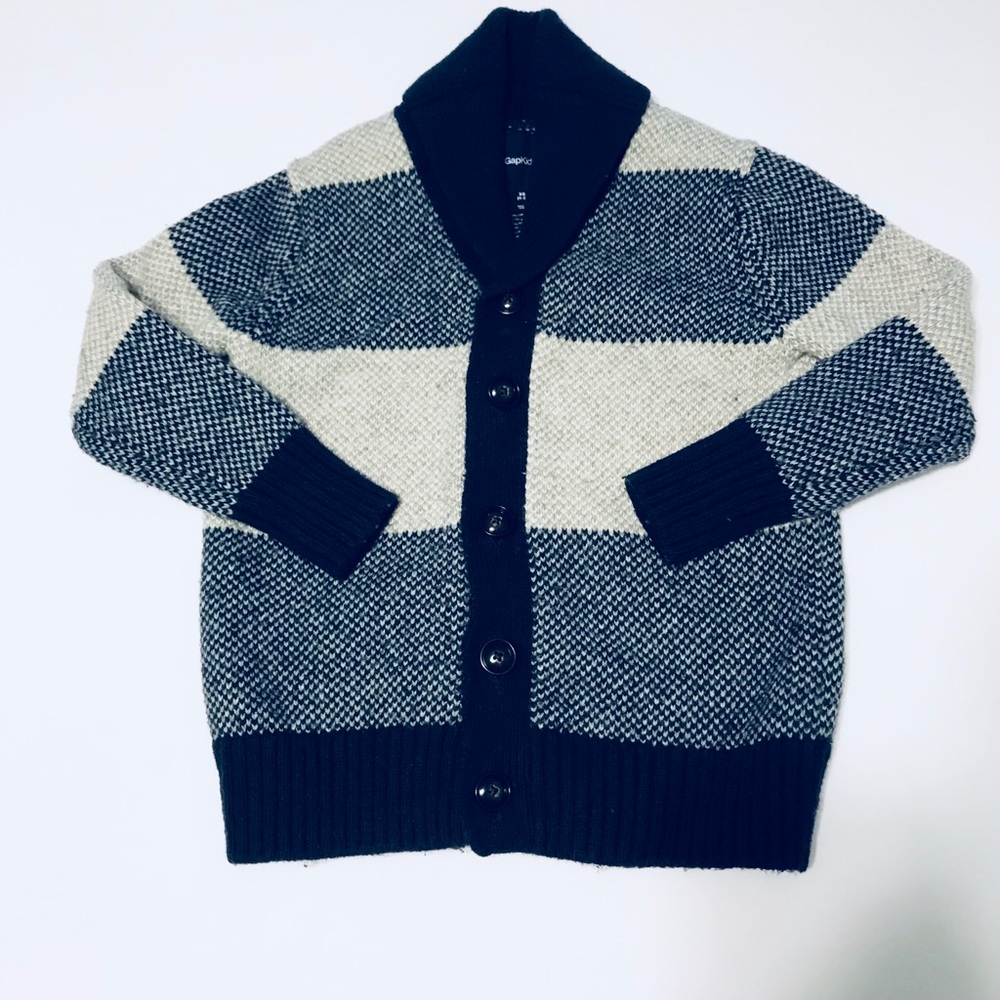 Gap kids Boy’s 4-5 button down Sweater!
